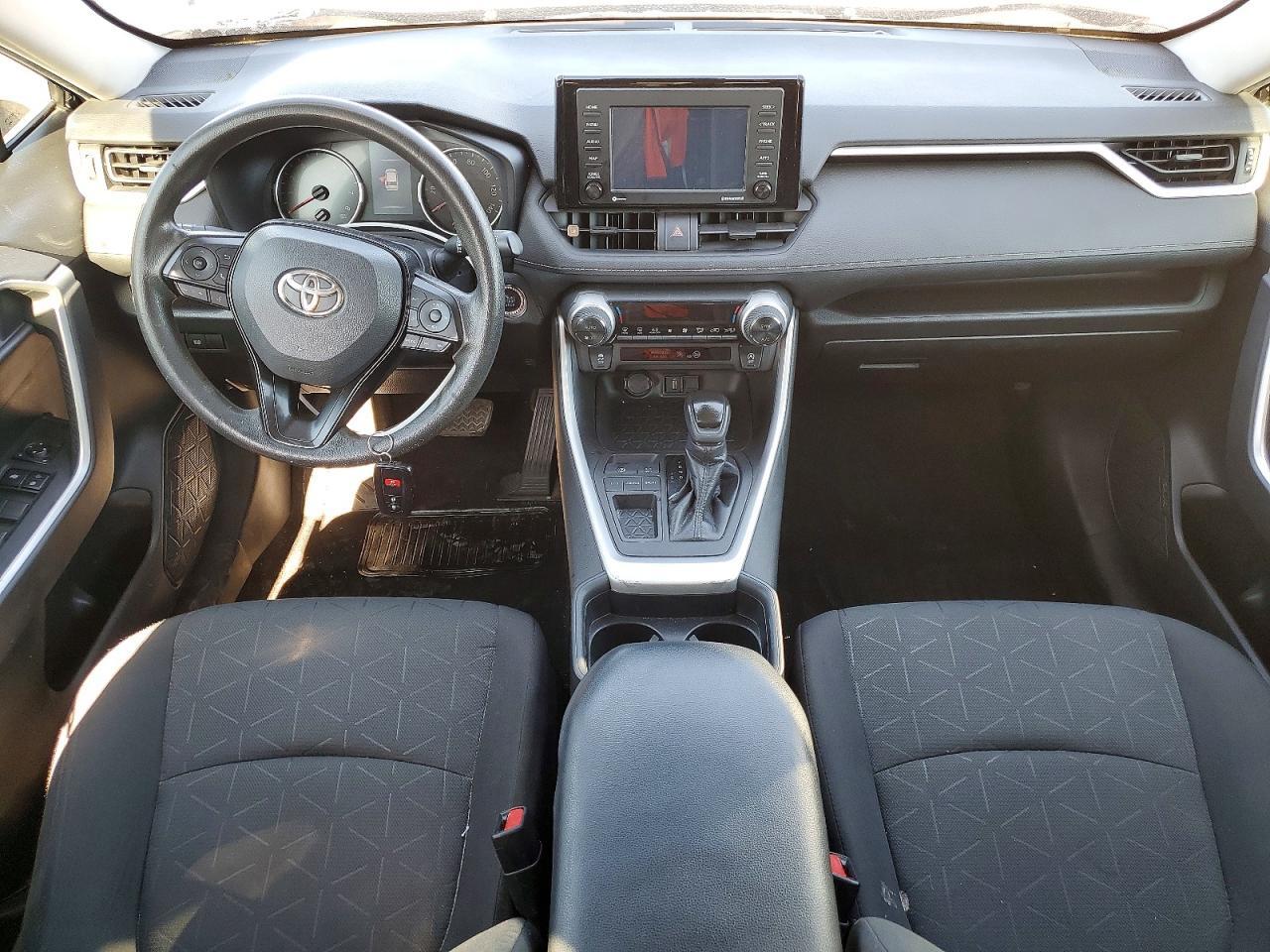 2021 TOYOTA RAV4 XLE — Фото 8 из 13