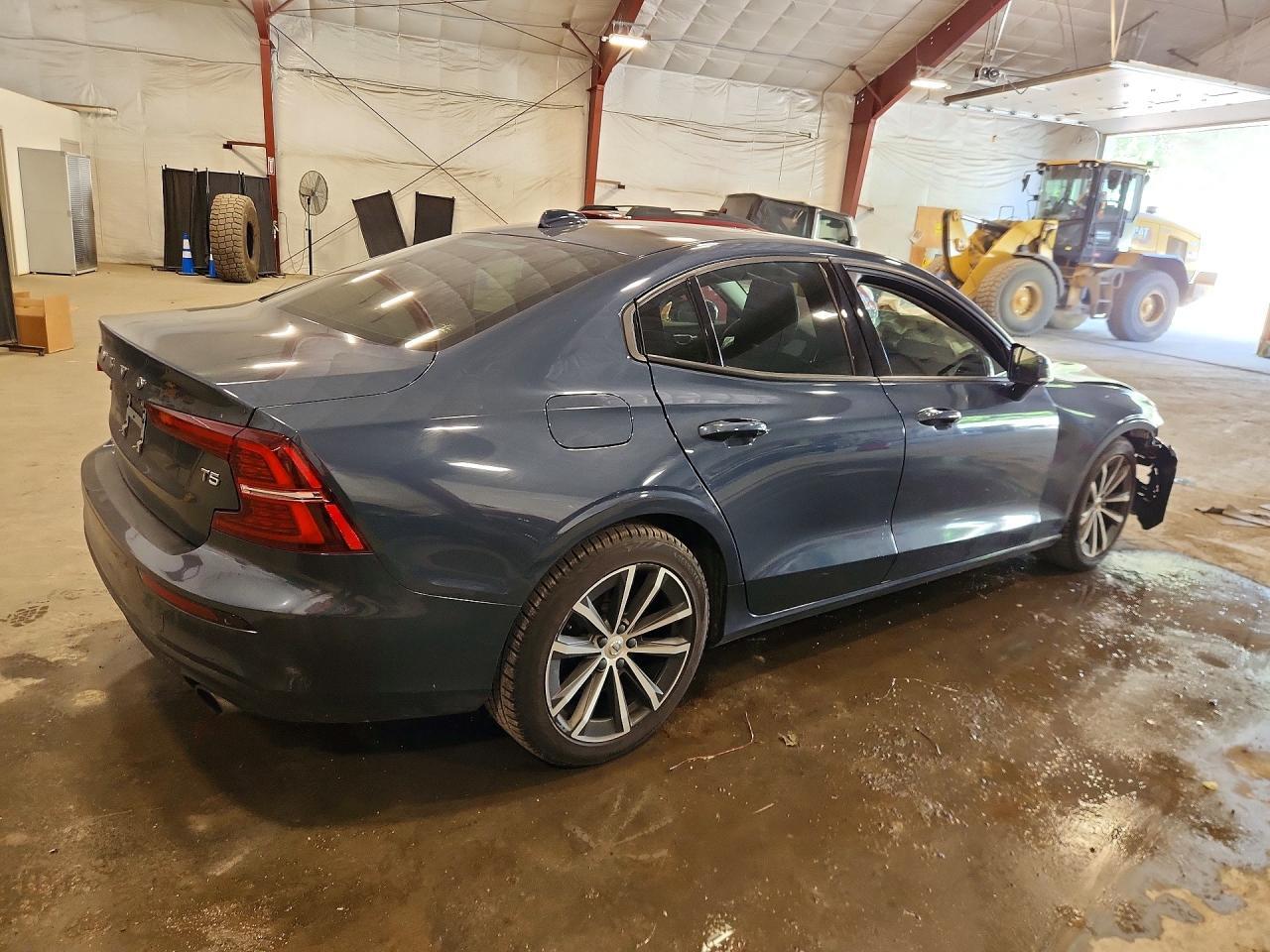 2021 VOLVO S60 T5 MOMENTUM — Фото 3 из 13