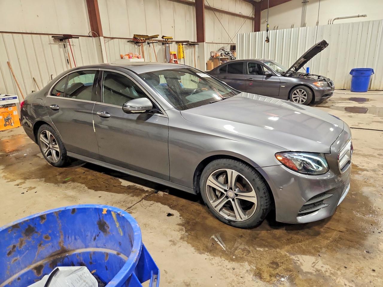 2017 MERCEDES-BENZ E 300 4MATIC — Фото 4 из 12