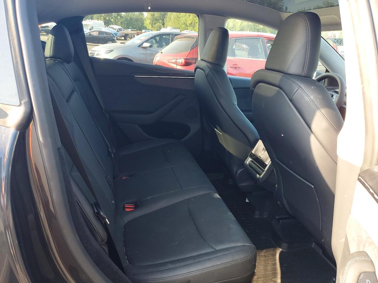 2026 TESLA MODEL Y — Фото 10 из 12