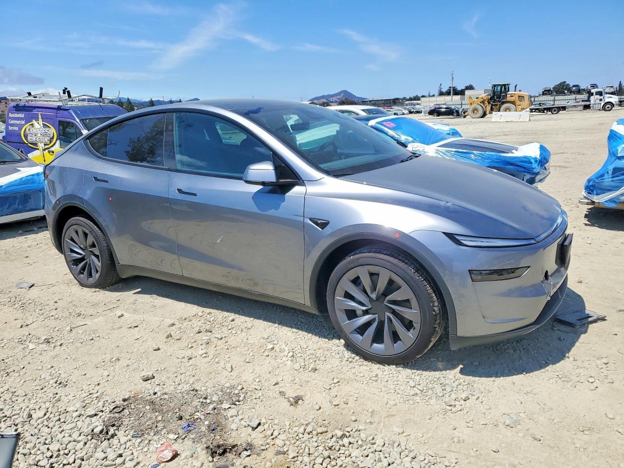 2026 TESLA MODEL Y — Фото 4 из 13