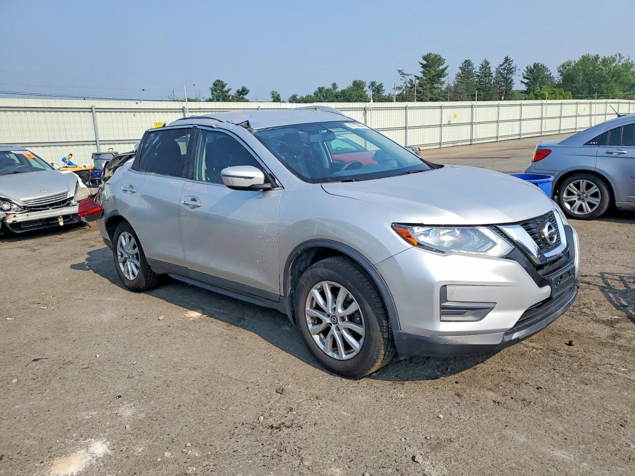 2017 NISSAN ROGUE SV — Фото 4 из 13