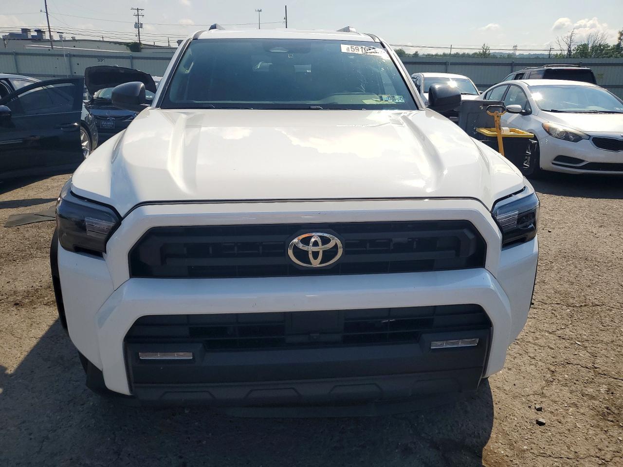 2026 TOYOTA 4RUNNER SR5 — Фото 5 из 13