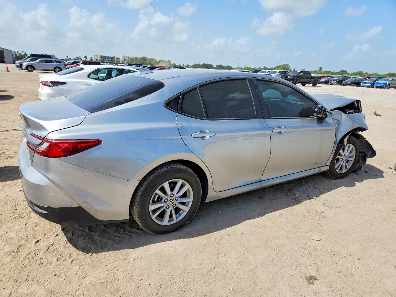 2026 TOYOTA CAMRY LE — Фото 3 из 13