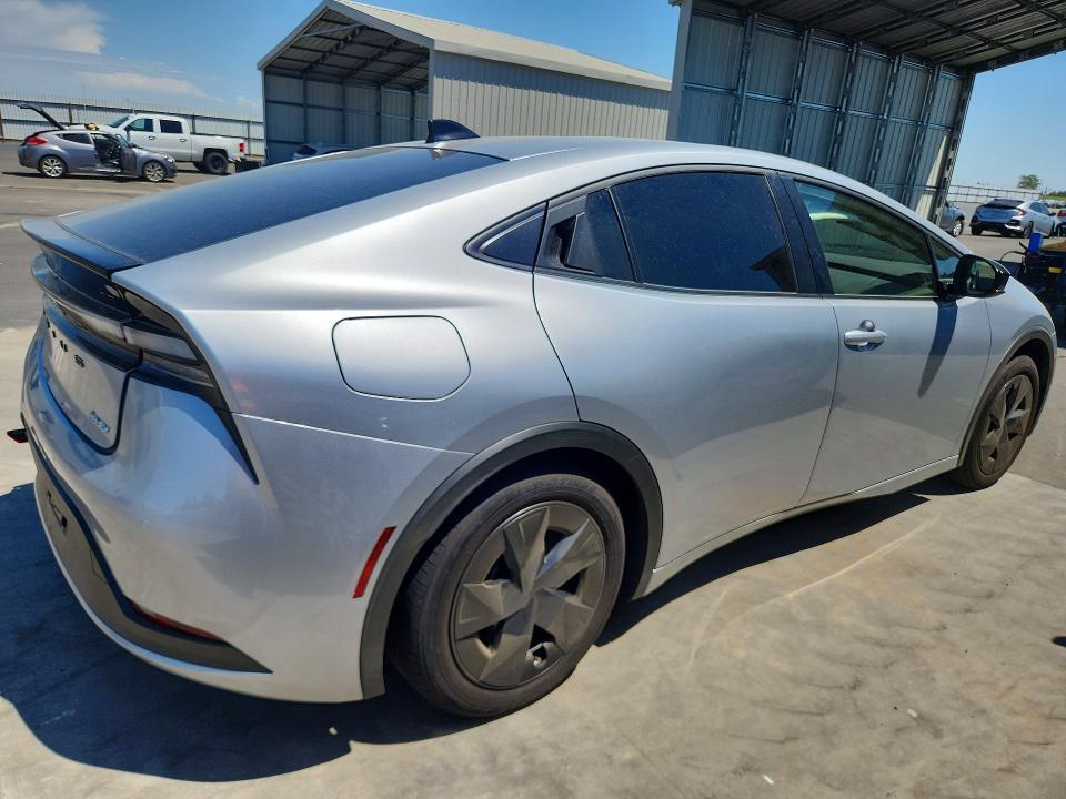 2026 TOYOTA PRIUS PLUG-IN HYBRID SE — Фото 3 из 12