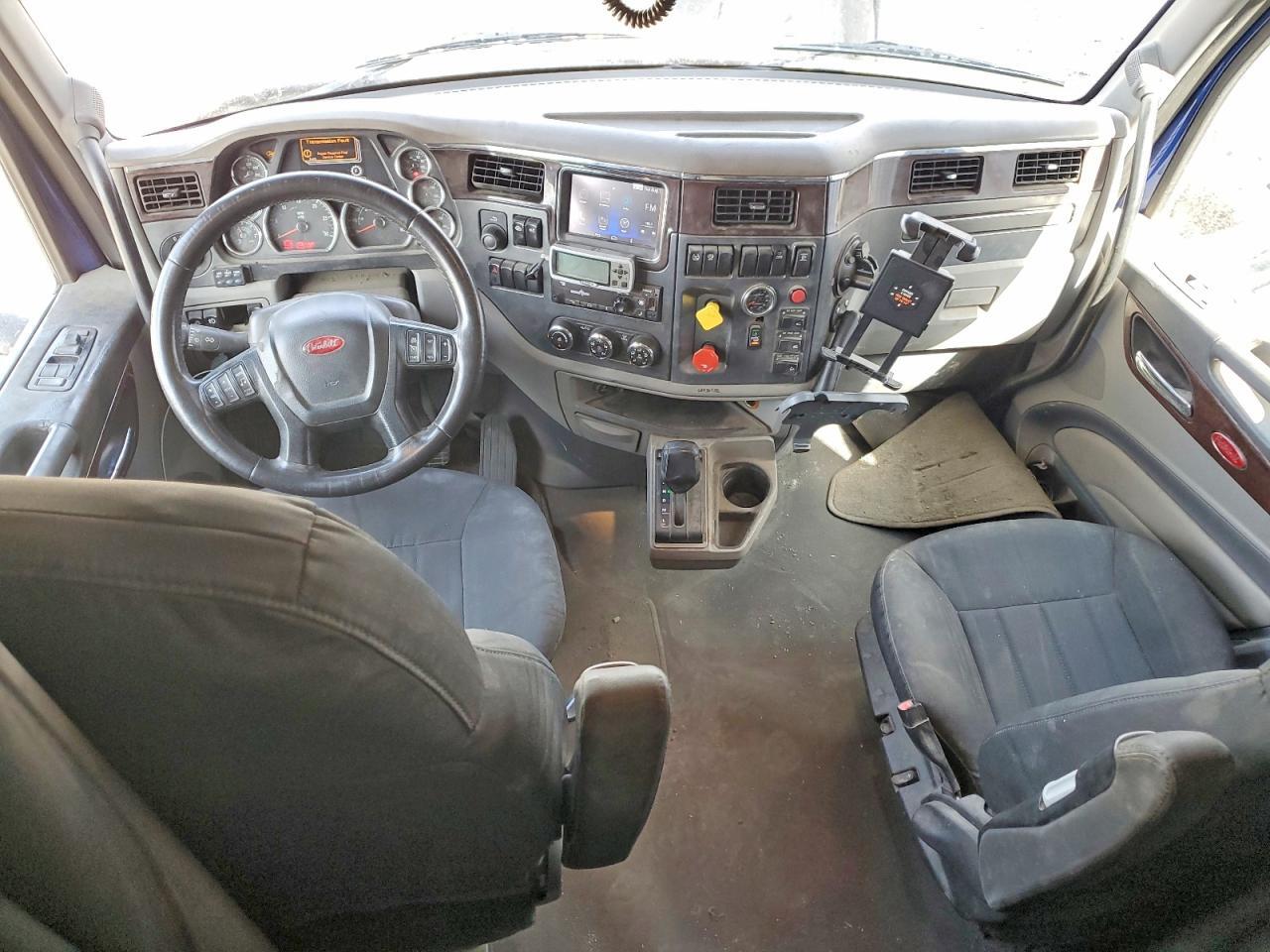 1XPBDP9X4HD363815 2017 PETERBILT 579 photo no. 8