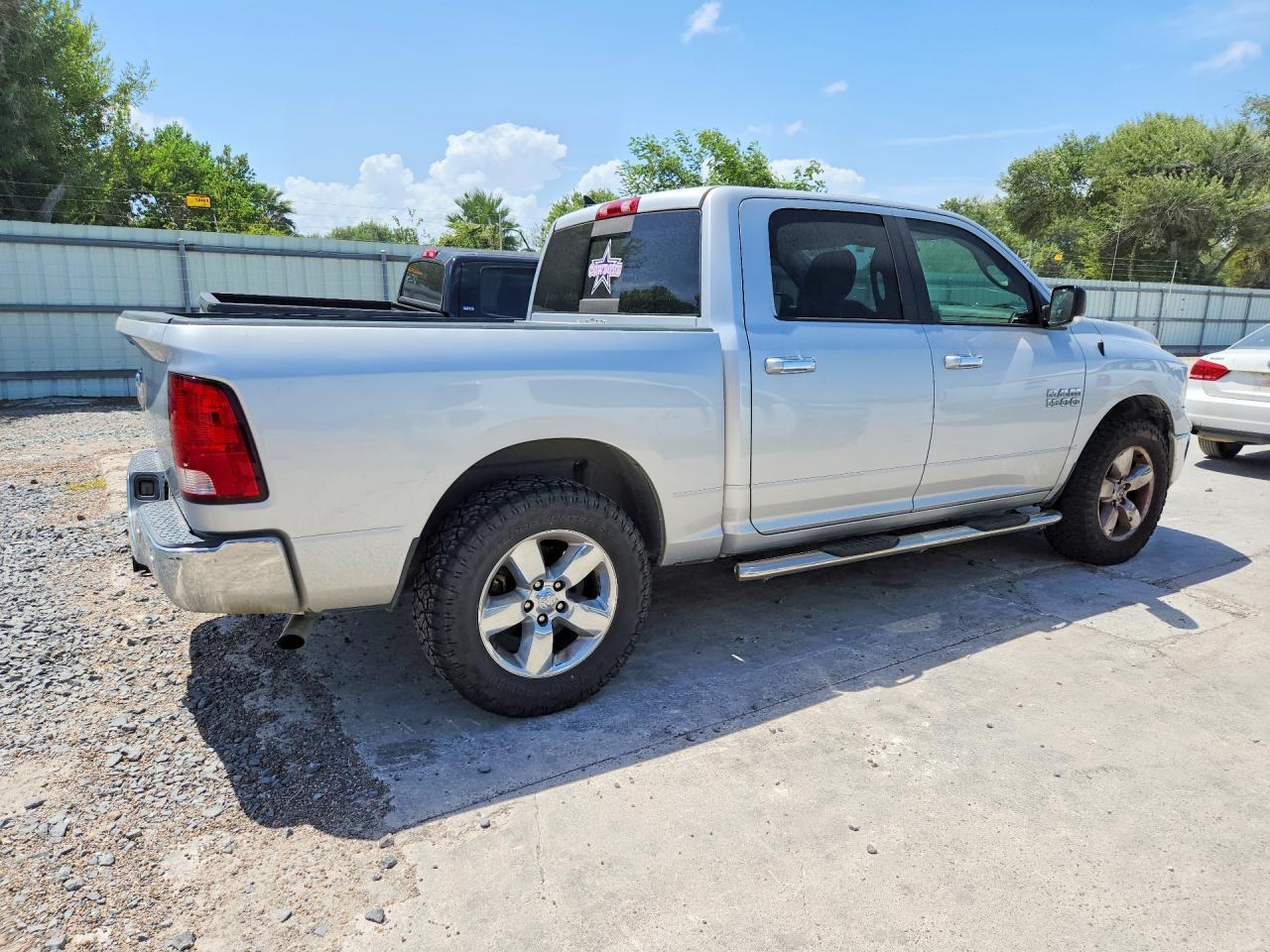 2017 RAM 1500 SLT — Фото 3 из 12