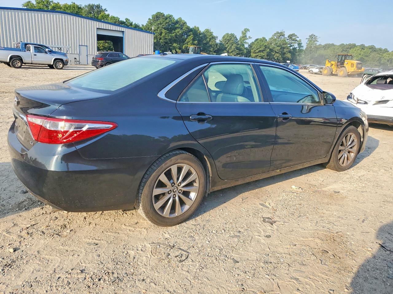 4T1BF1FK6HU315942 2017 TOYOTA CAMRY photo no. 3