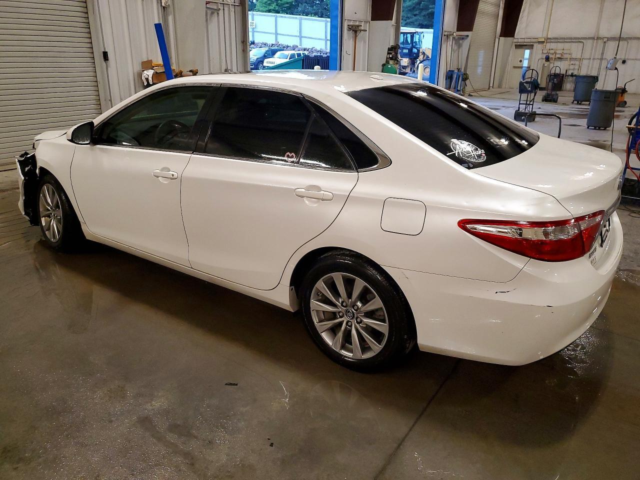 2017 TOYOTA CAMRY XLE — Фото 2 из 13