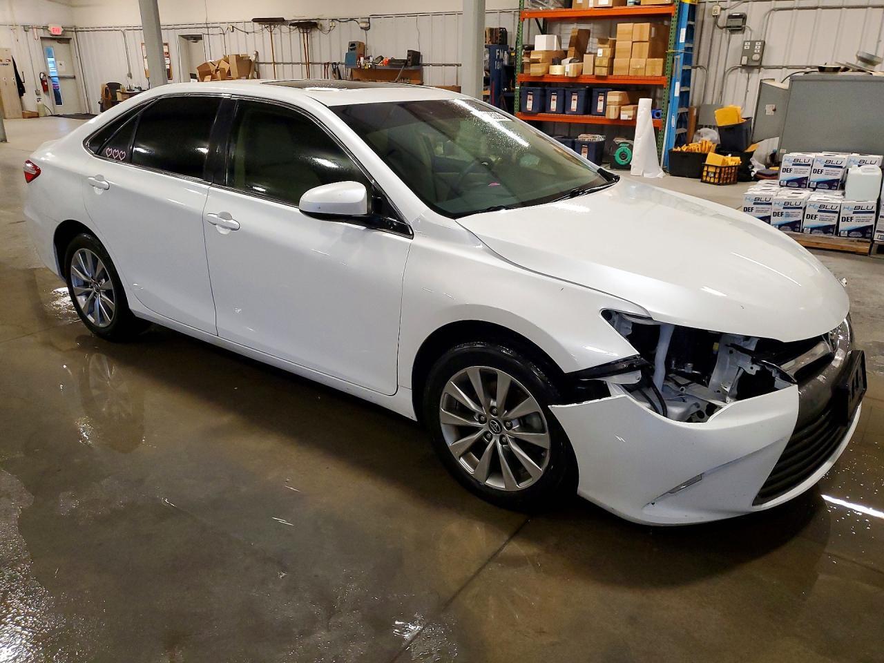 2017 TOYOTA CAMRY XLE — Фото 4 из 13
