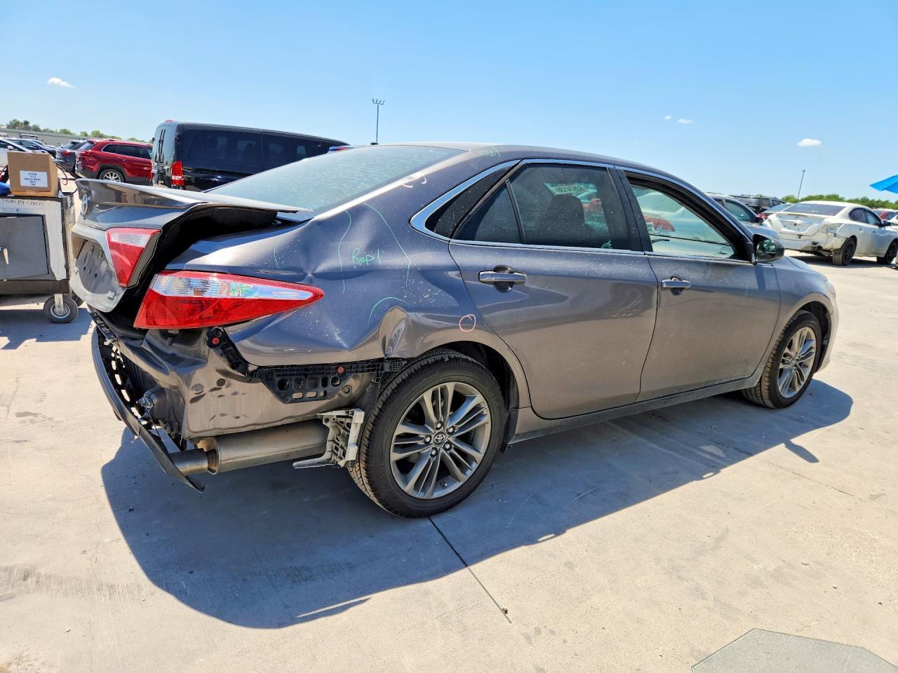 2017 TOYOTA CAMRY SE — Фото 3 из 13