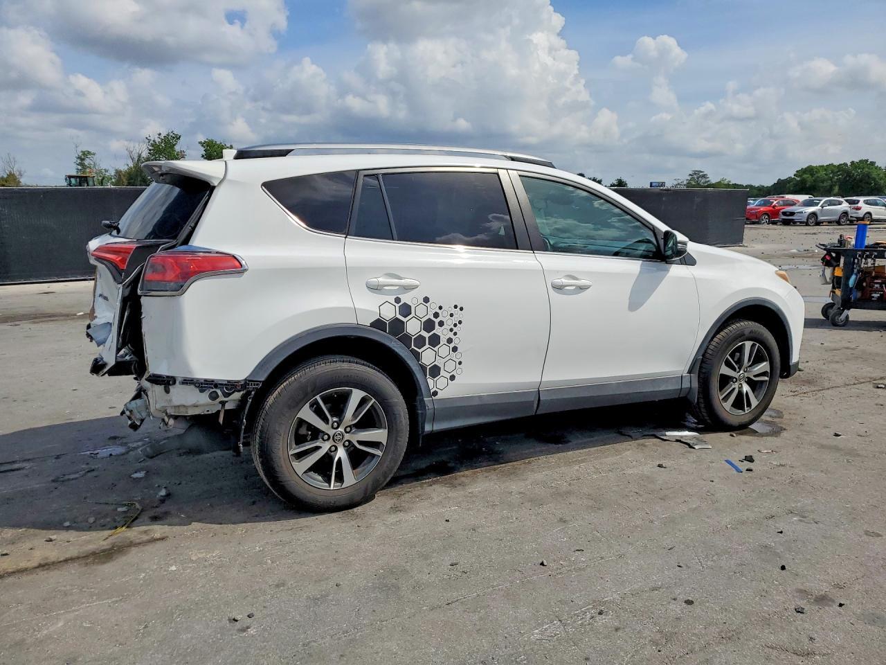 2T3WFREV2HW380273 2017 TOYOTA RAV4 photo no. 3