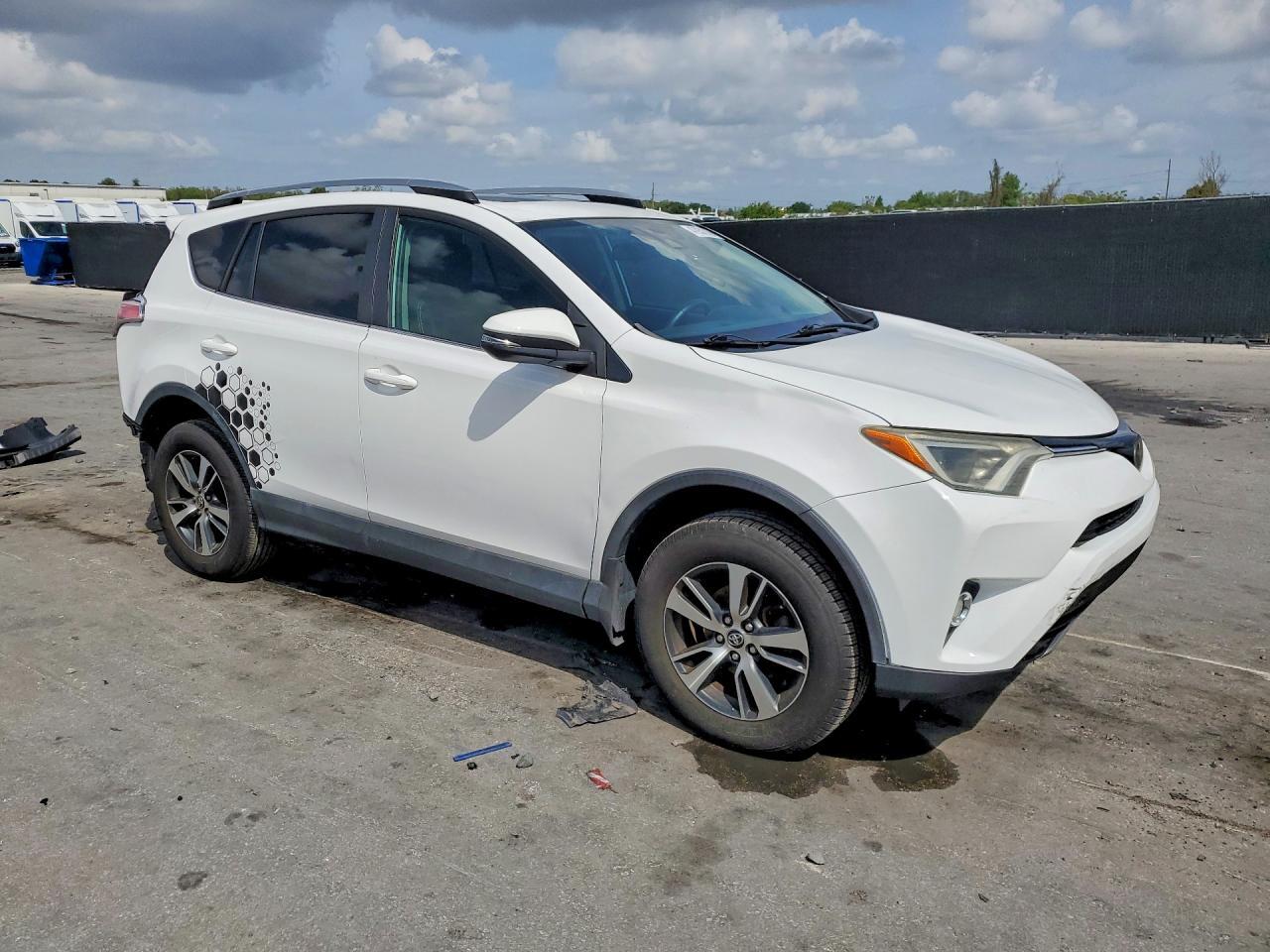 2T3WFREV2HW380273 2017 TOYOTA RAV4 photo no. 4