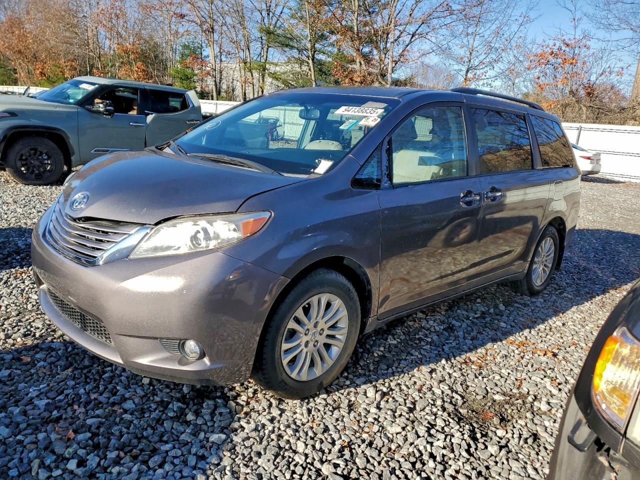 2017 TOYOTA SIENNA XLE