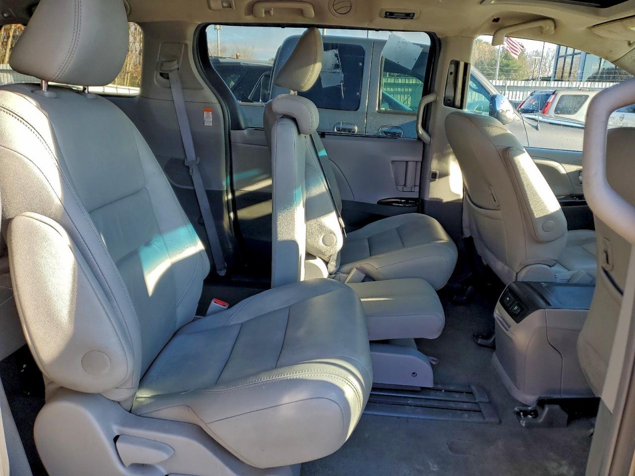 2017 TOYOTA SIENNA XLE — Фото 11 из 13