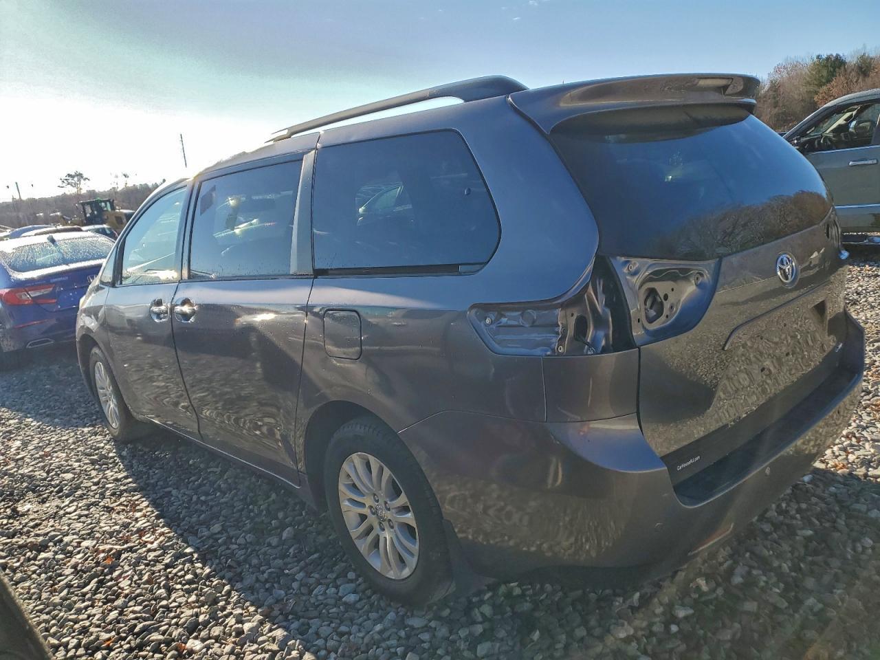 2017 TOYOTA SIENNA XLE — Фото 2 из 13