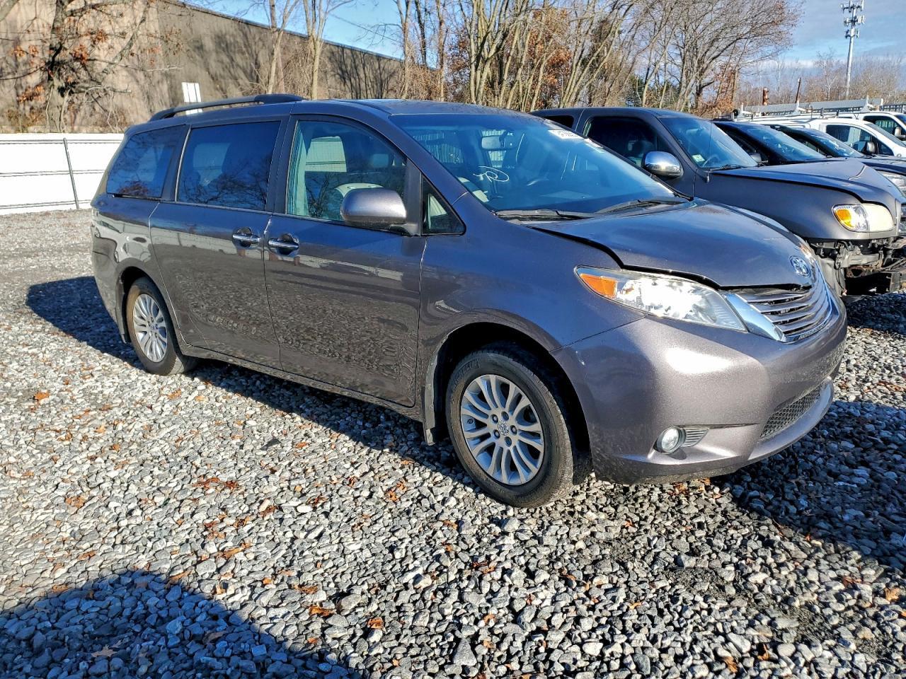 2017 TOYOTA SIENNA XLE — Фото 4 из 13