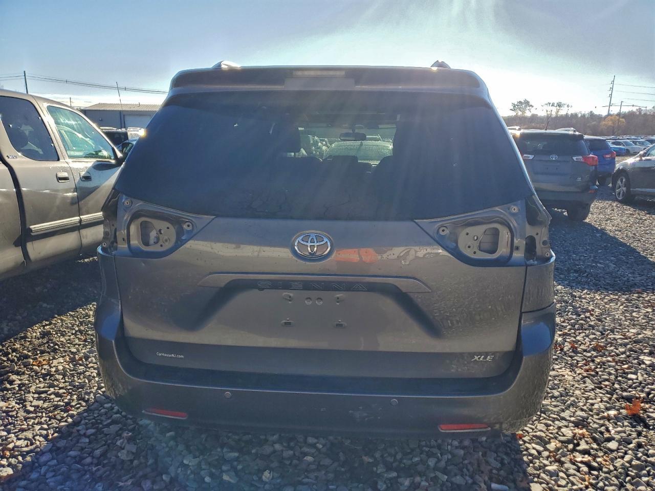 2017 TOYOTA SIENNA XLE — Фото 6 из 13