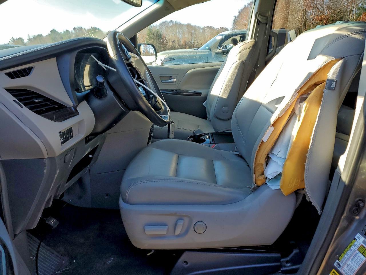 2017 TOYOTA SIENNA XLE — Фото 7 из 13