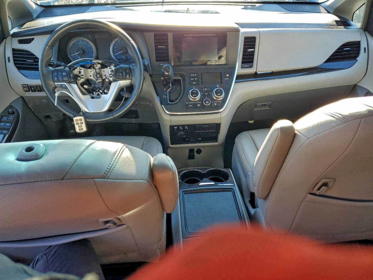 2017 TOYOTA SIENNA XLE — Фото 8 из 13