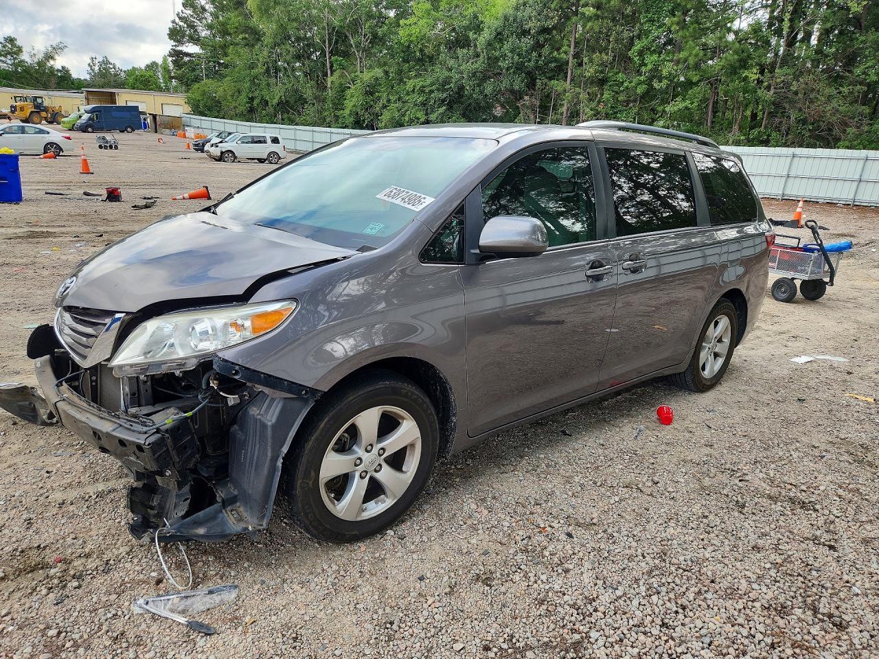 5TDKZ3DC8HS853565 2017 TOYOTA SIENNA photo no. 1