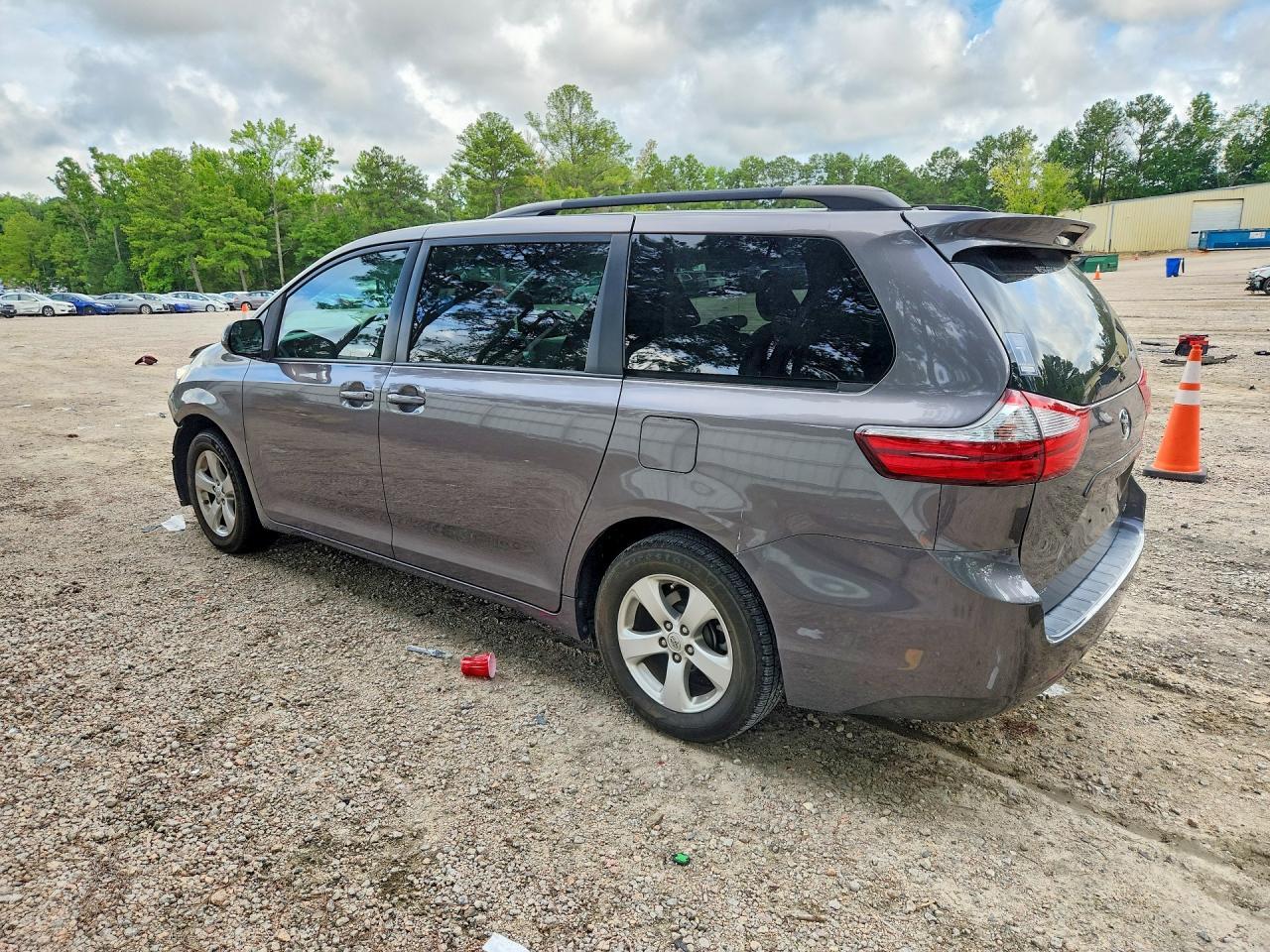 5TDKZ3DC8HS853565 2017 TOYOTA SIENNA photo no. 2