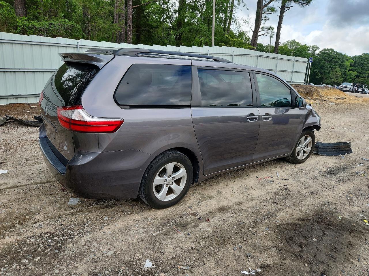 5TDKZ3DC8HS853565 2017 TOYOTA SIENNA photo no. 3