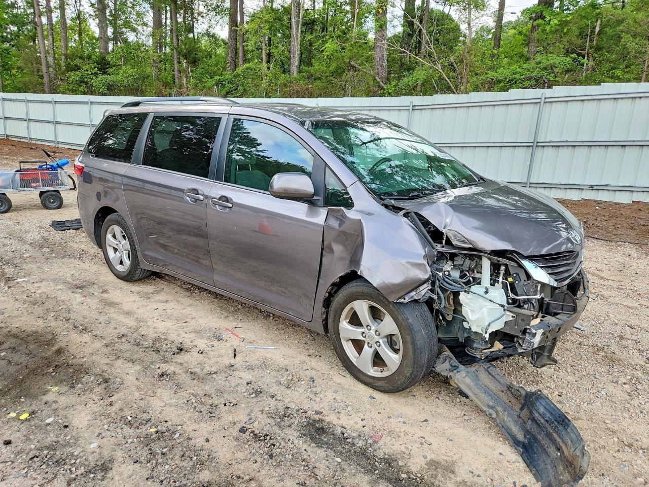 5TDKZ3DC8HS853565 2017 TOYOTA SIENNA photo no. 4