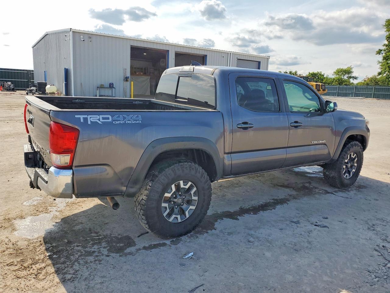 2017 TOYOTA TACOMA TRD OFF-ROAD — Фото 3 из 12