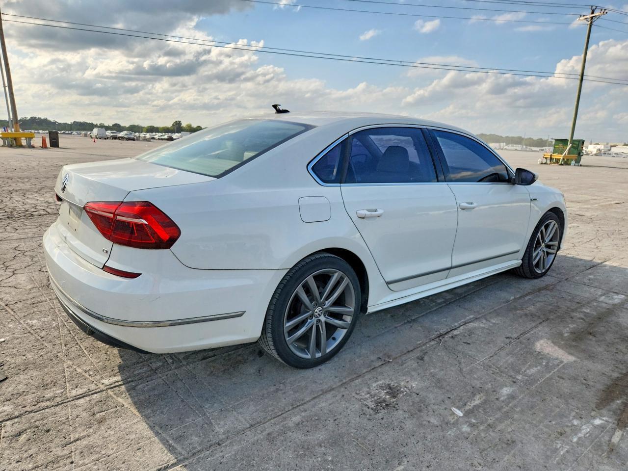 2017 VOLKSWAGEN PASSAT R-LINE — Фото 3 из 12