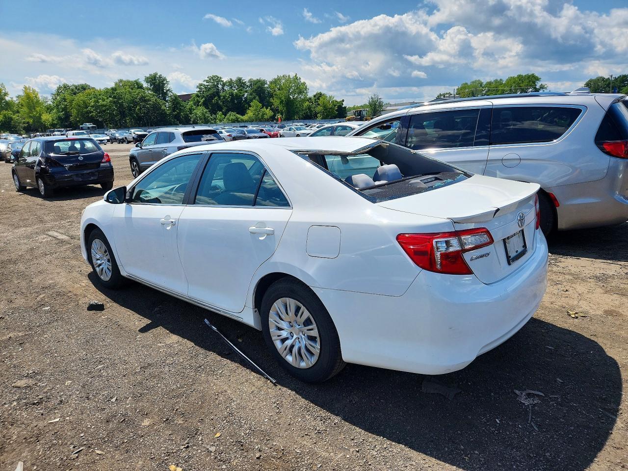 2014 TOYOTA CAMRY LE — Фото 2 из 12