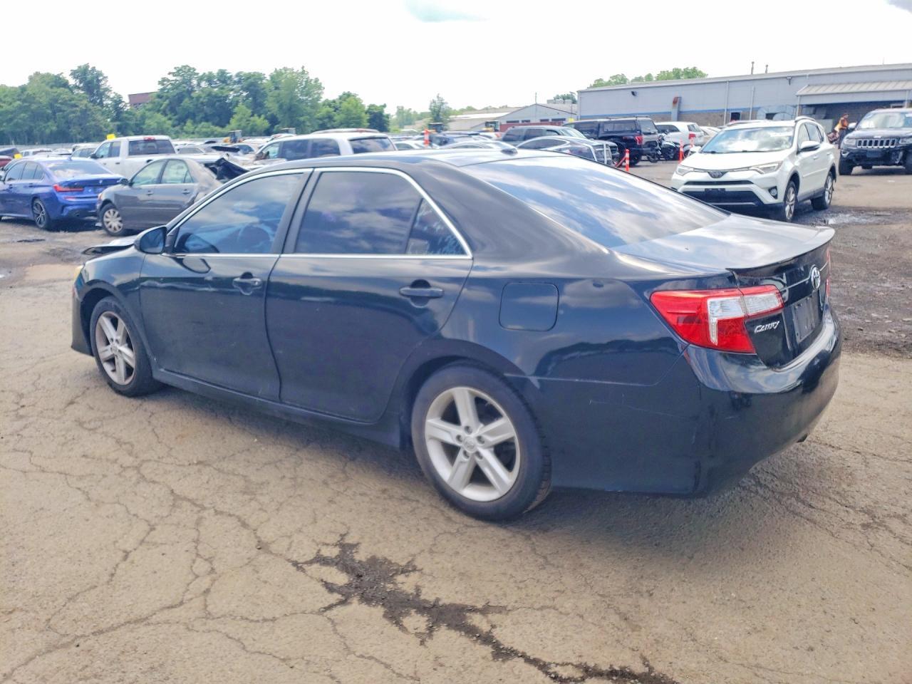 2014 TOYOTA CAMRY SE — Фото 2 из 12