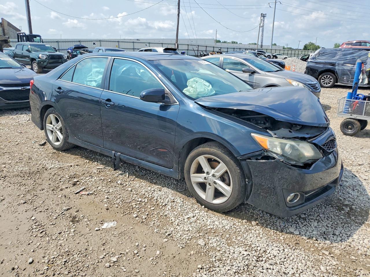 2014 TOYOTA CAMRY SE — Фото 4 из 12