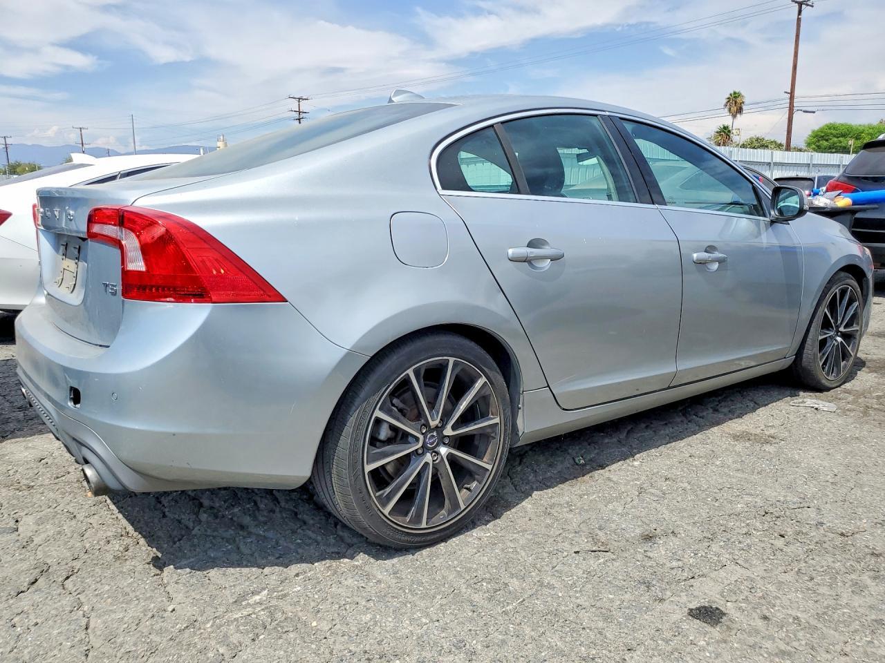 2017 VOLVO S60 — Фото 3 из 12