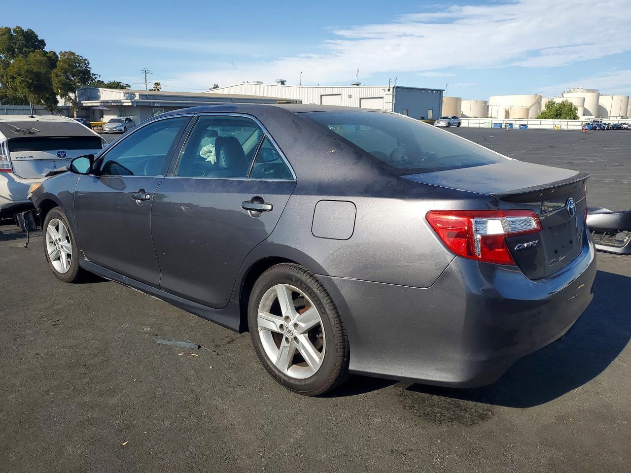 2014 TOYOTA CAMRY SE — Фото 2 из 13
