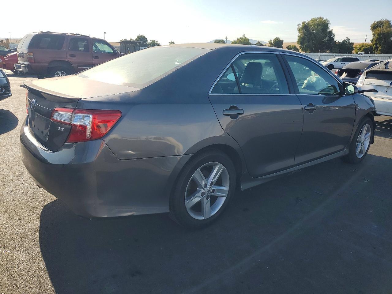 2014 TOYOTA CAMRY SE — Фото 3 из 13