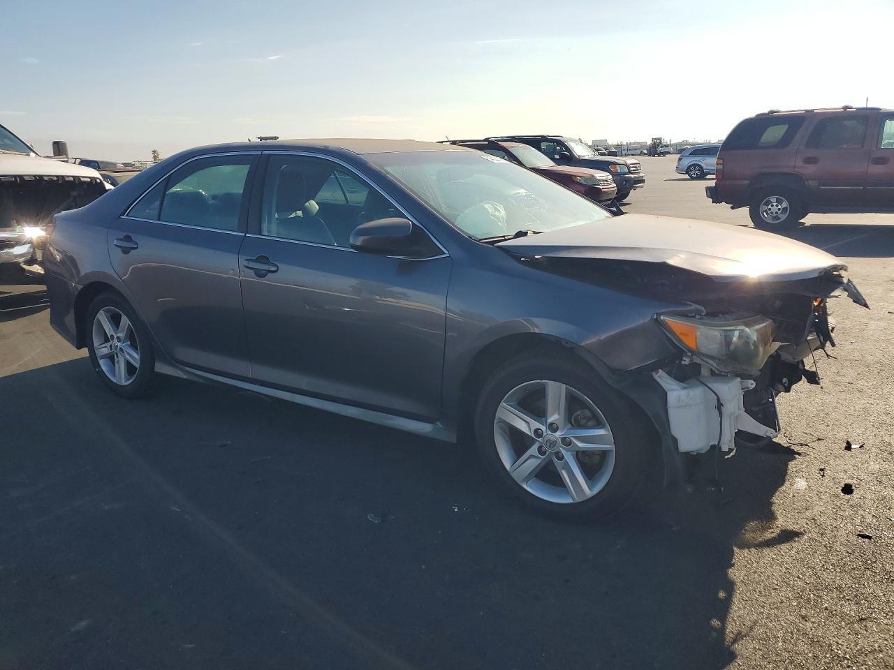 2014 TOYOTA CAMRY SE — Фото 4 из 13
