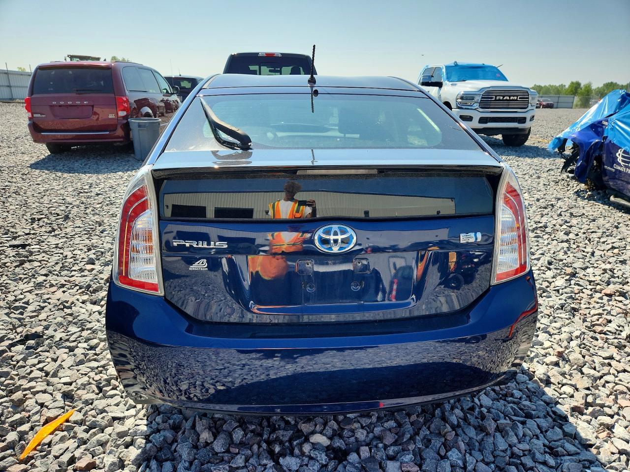 2014 TOYOTA PRIUS TWO — Фото 6 из 12