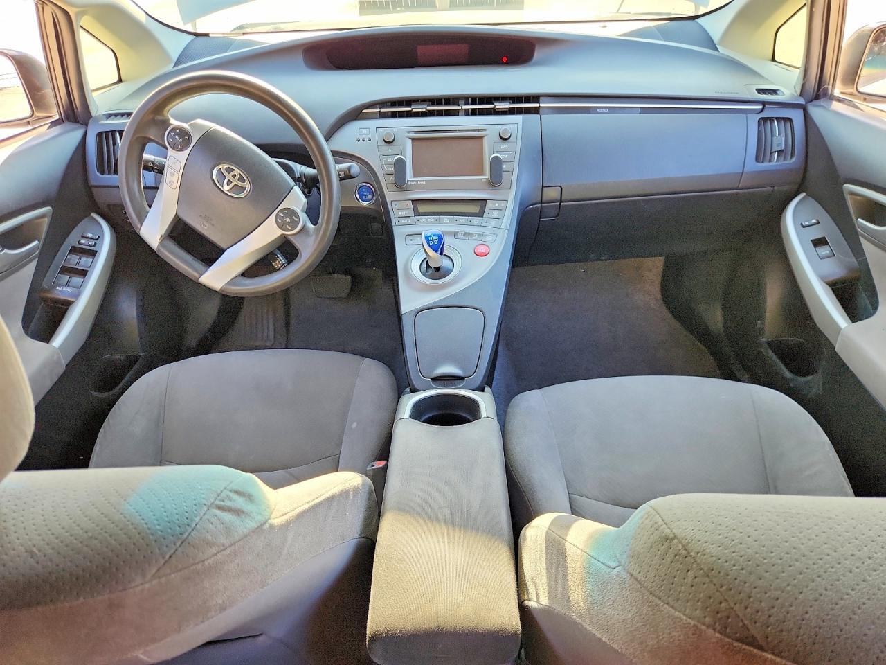 2014 TOYOTA PRIUS — Фото 8 из 12