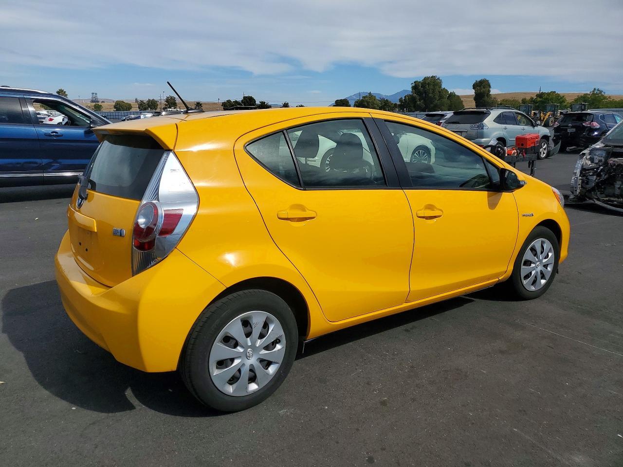 2014 TOYOTA PRIUS C THREE — Фото 3 из 12