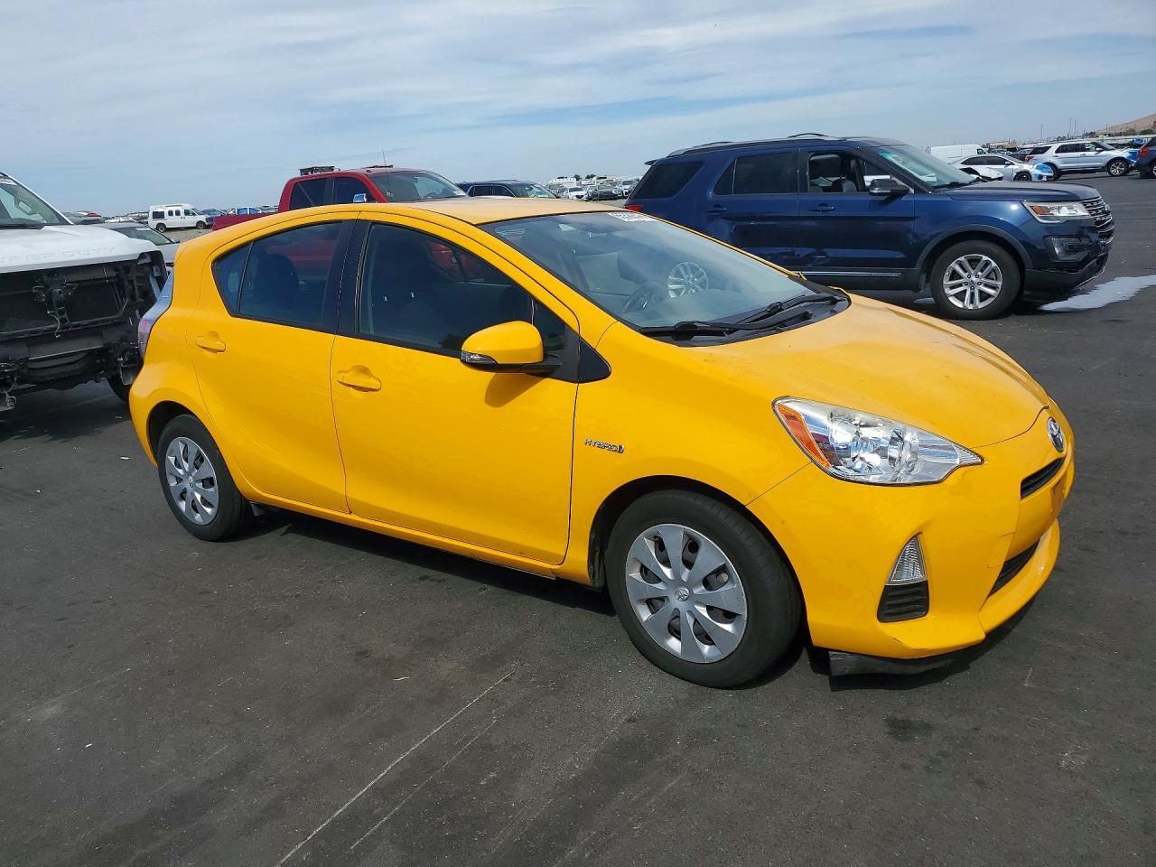 2014 TOYOTA PRIUS C THREE — Фото 4 из 12