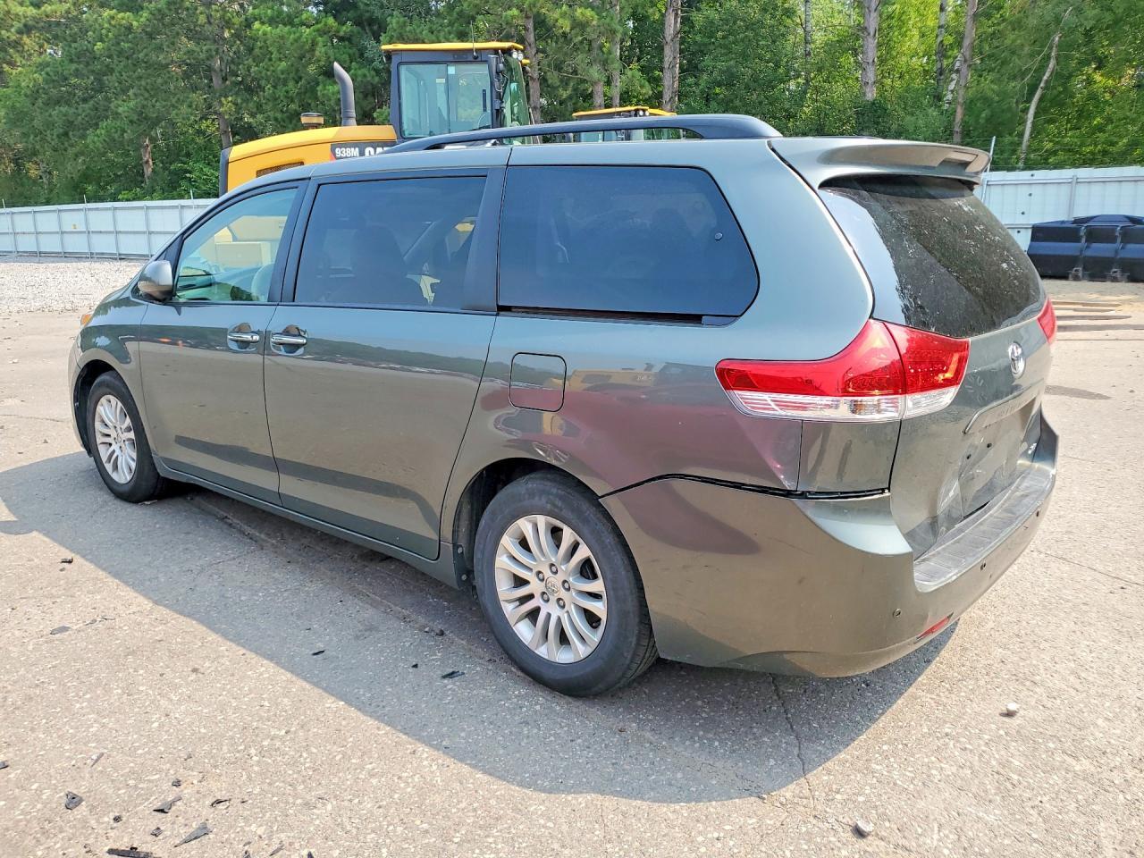 2014 TOYOTA SIENNA XLE 8-PASSENGER — Фото 2 из 13