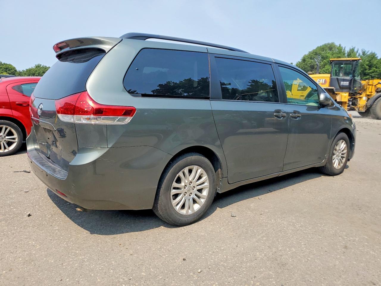 2014 TOYOTA SIENNA XLE 8-PASSENGER — Фото 3 из 13