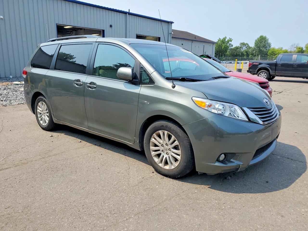 2014 TOYOTA SIENNA XLE 8-PASSENGER — Фото 4 из 13