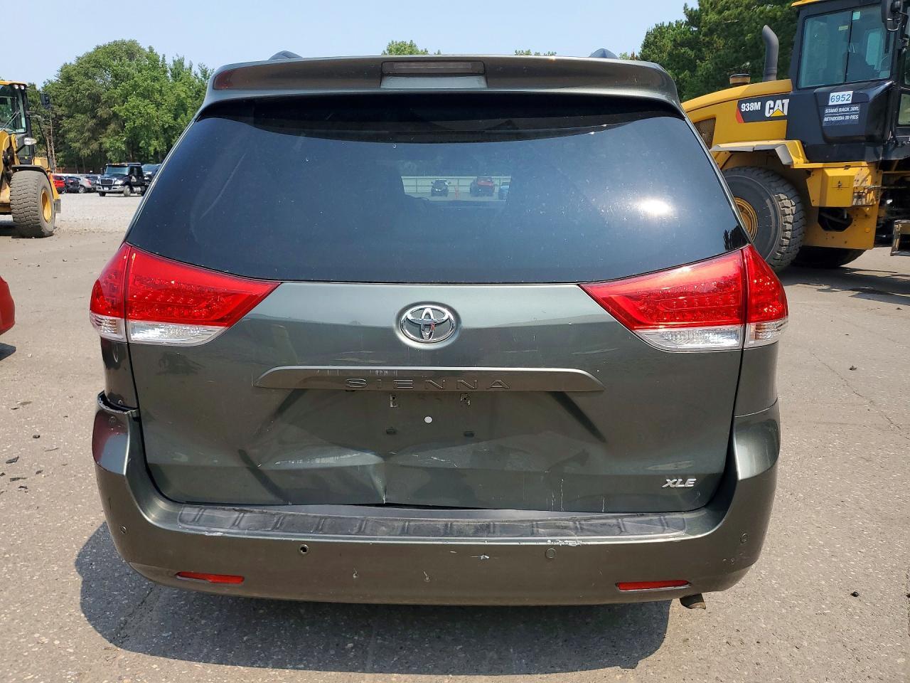 2014 TOYOTA SIENNA XLE 8-PASSENGER — Фото 6 из 13