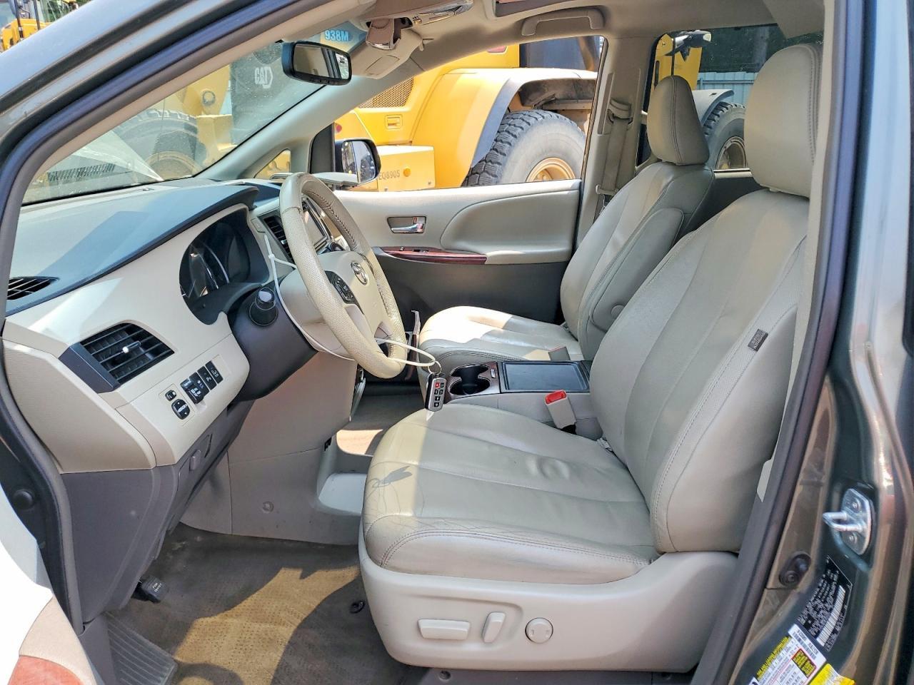 2014 TOYOTA SIENNA XLE 8-PASSENGER — Фото 7 из 13