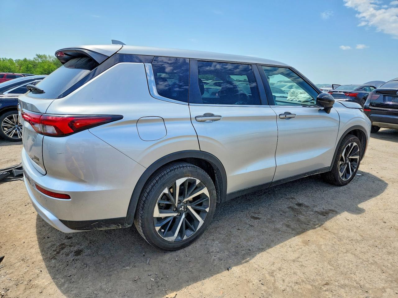 2022 MITSUBISHI OUTLANDER SE — Фото 3 из 13
