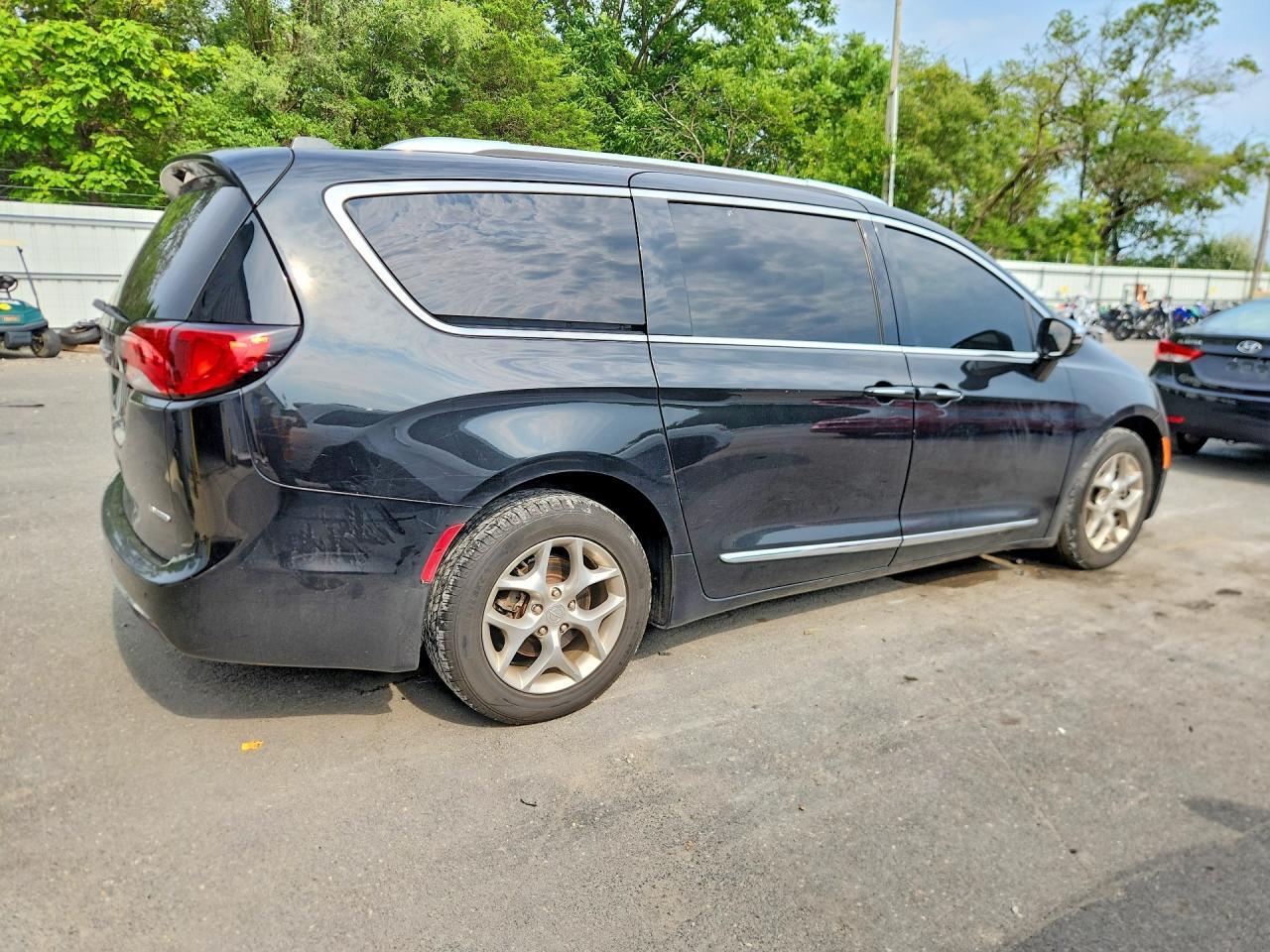 2018 CHRYSLER PACIFICA LIMITED — Фото 3 из 13