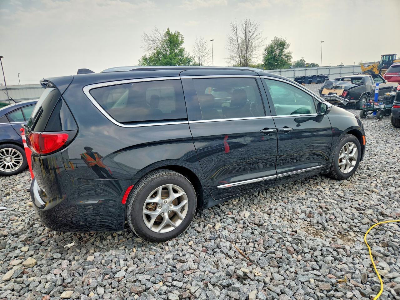 2018 CHRYSLER PACIFICA LIMITED — Фото 3 из 13