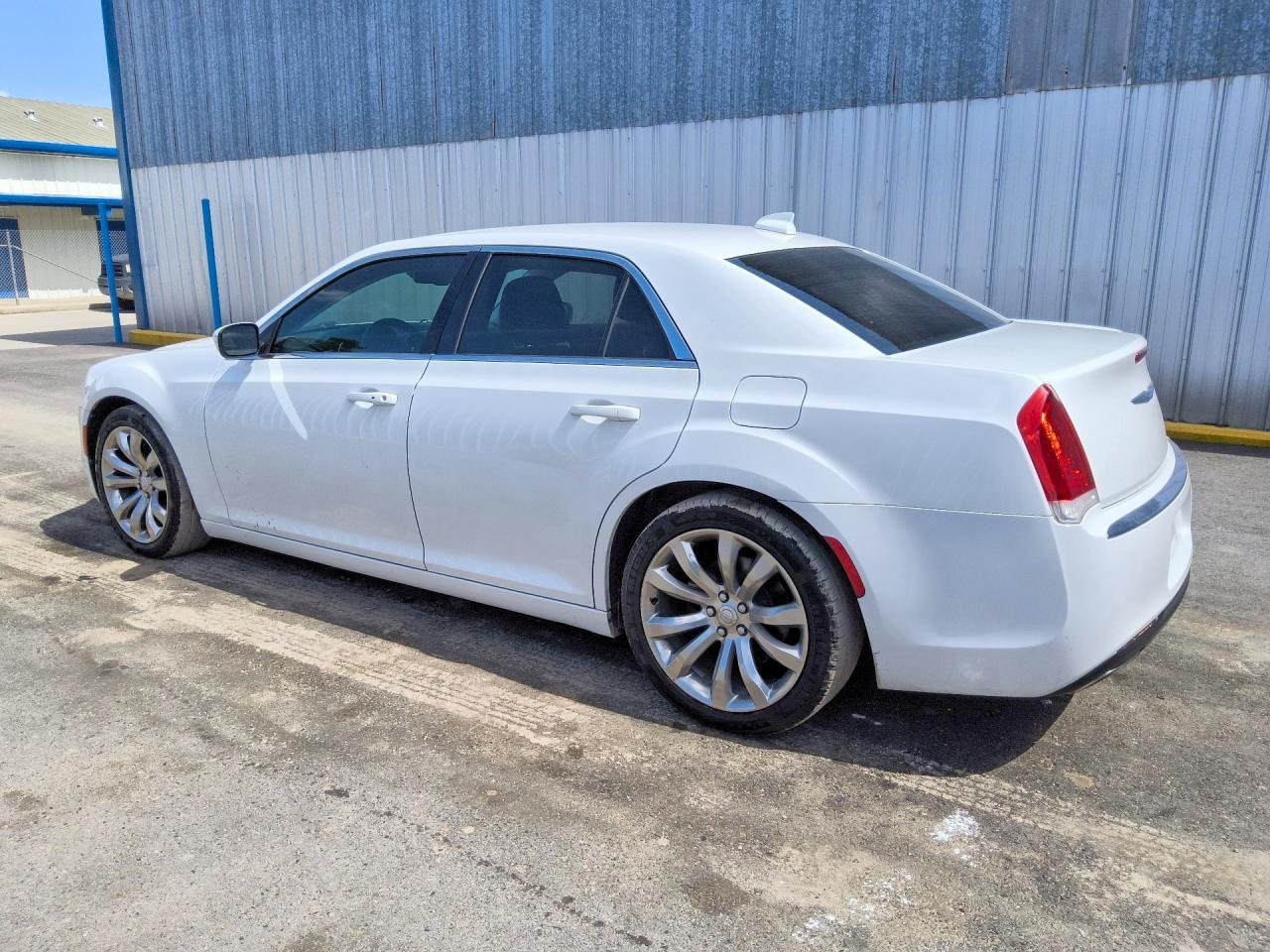 2C3CCAAG6JH314159 2018 CHRYSLER 300 photo no. 2